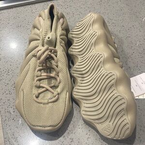 Never worn Yeezys beige